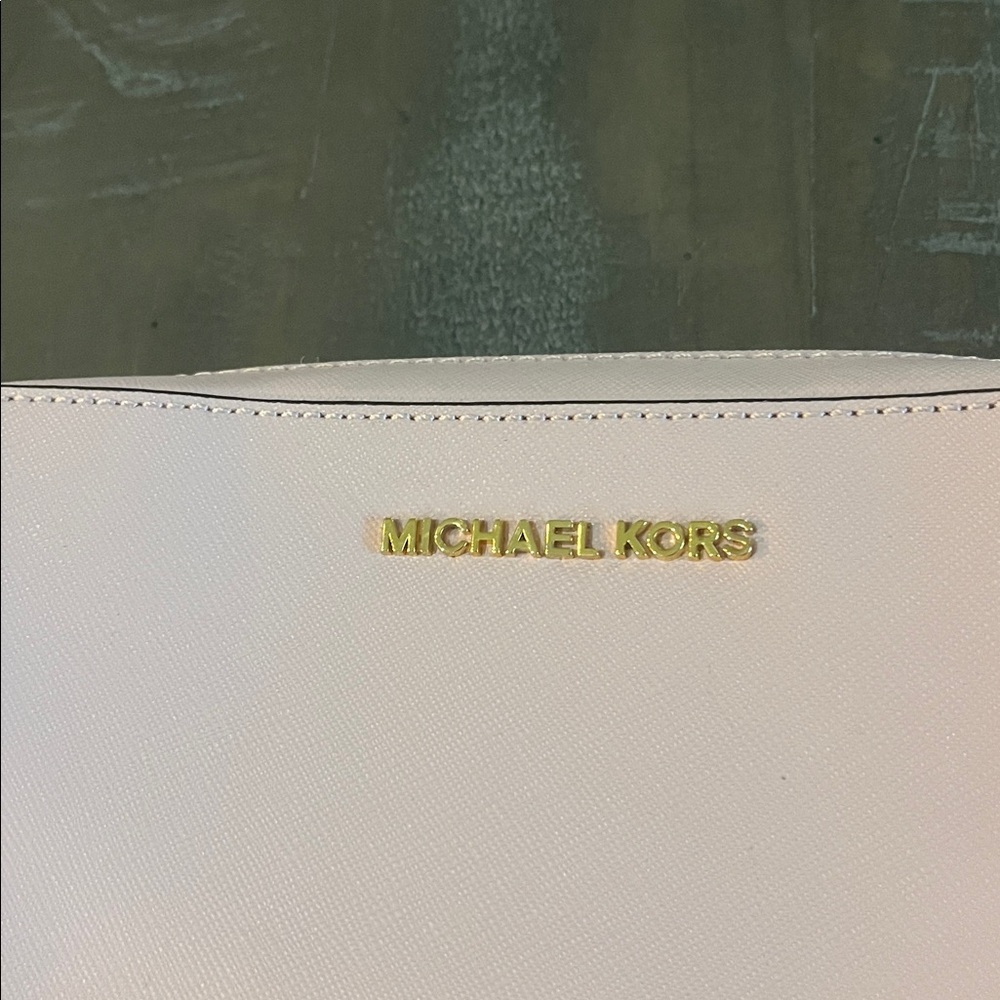 Michael Kors Pink Crossbody Bag with Gold Chain - Picture 5 of 7